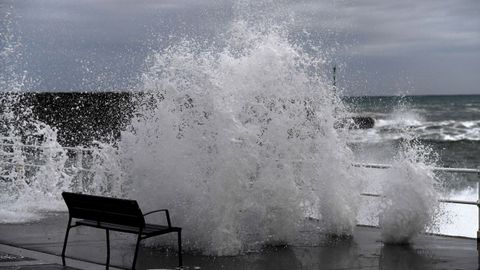 Vista del puerto de la localidad asturiana de Cudillero donde se han producido olas de entre 4 y 5 metros de altura