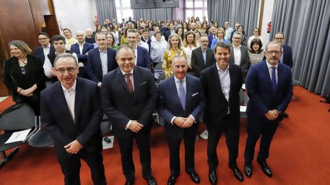 De�izquierda derecha, Carlos Dalmau, director de negocio internacional de Banco Sabadell; Carlos Paniceres, presidente de la C�mara de Comercio de, Oviedo; Pablo Junceda, director general de Sabadell Herrero; Eduardo Curras, director General de empresas de Banco Sabadell; y Ricardo Santamaria, director de Riesgo Pa�s en CESCE, delante de los 70 directores de negocio internacional de Banco Sabadell en Espa�a