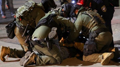 Agentes detienen a un manifestante en Portland
