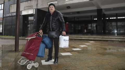 Chus, con su carro lleno de termos, calcetines y sacos de dormir