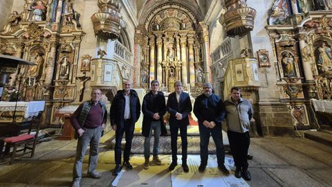 Visita del delegado territorial de la Xunta, Manuel Pardo, a la iglesia de Entrimo