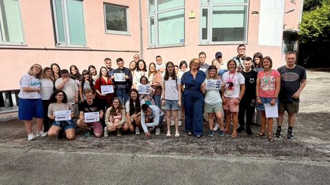 La vicerrectora del campus, Ana Ares, con los participantes en el campus, en la residencia universitaria de Ferrol 