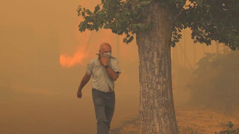 Un vecino de A��n del Moncayo (Zaragoza) huye de las llamas.