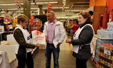 Dos voluntarias informan a los clientes sobre la campa�a en la puerta del Carrefour.