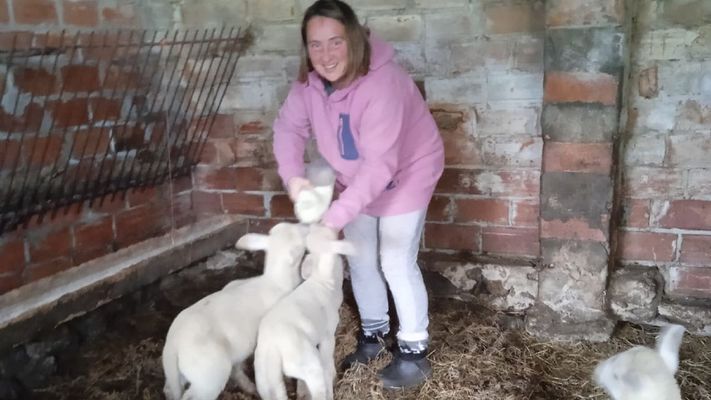 Tania Souto Freire,ganadera de A Eira Vella, en Lagares (Monfero),donde unos vecinos han perdido 21 de las 30 ovejas por ataques del lobo