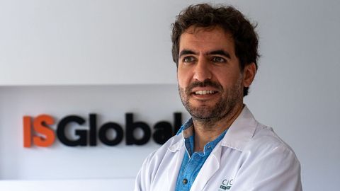 Alberto García Basteiro en el ISGlobal de Barcelona del que es investigador