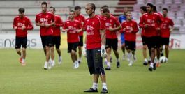 Yoel se prepara para ejercitarse con el balón mientras sus compañeros corren en un entrenamiento en el Ángel Carro.
