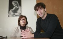 Conchita y Daniel, en el aula donde el guitarrista estudi� primero de BUP. 