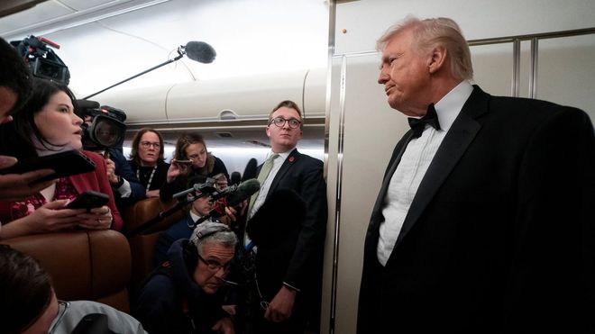 Trump, realizando declaraciones a la prensa a bordo del Air Force One