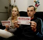 Los progenitores del beb� muestran las rifas de las cestas.