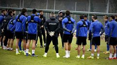 Hierro habla con sus jugadores durante un entrenamiento