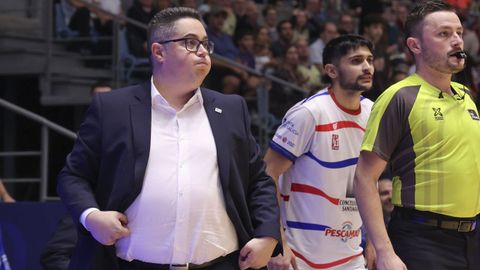 Epi aprieta los pu�os y los mofletes en un momento del partido