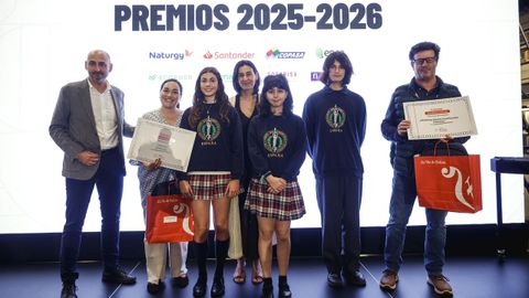 PREMIOS PRENSA-ESCUELA 2025/26. Rub�n Santamarta repartiu os diplomas aos ga�adores provinciais de Xornalismo na Escola,� que ver�n publicada a s�a reportaxe nas p�xinas de local das edici�ns de cada provincia. As profesoras Mila Pati�o e Sonia Menan posan cos seus alumnos do Eir�s Paula Driscoll, Sara Parral e Andr� Novales; o profesor Gonzalo S�nchez Bus�ns, na esquina, recolleu o premio de Ourense.