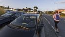 La zona privada de estacionamiento de la gasolinera La Carabela, completamente llena de vehículos del párking fantasma
