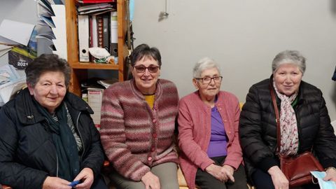 Lupe, segunda por la derecha, con sus tres hermanas (ten�a otros cuatro hermanos), en la tintorer�a