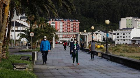 Gente paseando o haciendo deporte por el Paseo Mar�timo de Covas en Viveiro