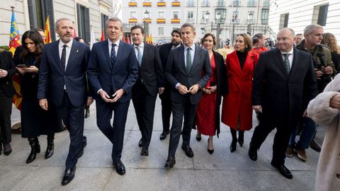 El presidente de Aragn, Jorge Azcn, el presidente de la Xunta de Galicia, Alfonso Rueda, el presidente de la Junta de Castilla y Len, Alfonso Fernndez Maueco (4i), el presidente de la Regin de Murcia, Fernando Lpez Miras (5i), el presidente del Partido Popular, Alberto Nez Feijoo, la presidenta de la Comunidad de Madrid, Isabel Daz Ayuso, la secretaria general del PP, Cuca Gamarra, y el portavoz del PP en el Congreso, Miguel Tellado, a su llegada al acto institucional por el Da de la Constitucin