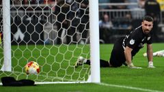 Unai Sim�n viendo como entra el bal�n en el tercer gol del Barcelona ante el Athletic Club en la semifinal de la Supercopa de Espa�a