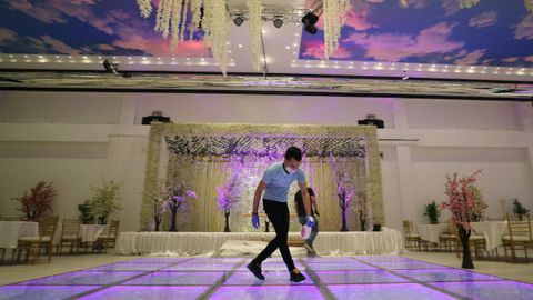 Trabajadores desinfectan un saln de banquetes en la ciudad de Gaza de cara a su reapertura