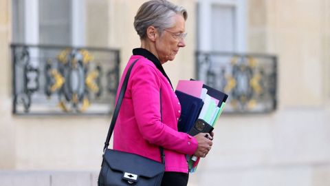 La primera ministra francesa �lisabeth Bornes, esta semana saliendo del Palacio del El�seo en Par�s
