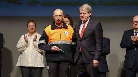 Clemente P�rez recogiendo la Menci�n de Honor en representaci�n de la Agrupaci�n de Voluntarios de Protecci�n Civil