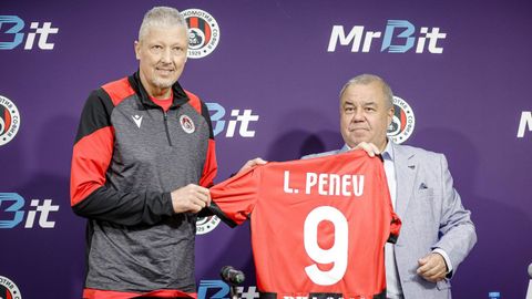 El exjugador del Celta Lubo Penev, en su presentaci�n como futbolista del Lokomotiv Sof�a.
