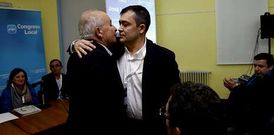 Jos� Luis Su�rez padre felicita a su hijo tras su nombramiento como responsable local del PP.