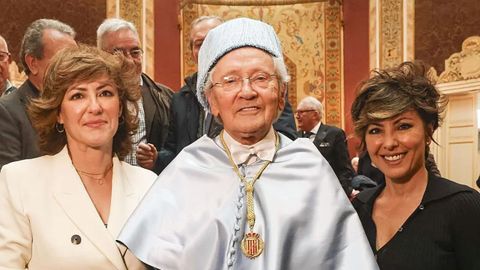 Fernando nega, entre su mujer, ngela Rodrigo, y su hija, Sonsoles nega.