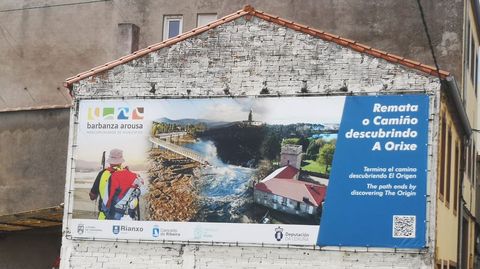 Pancarta promocional instalada en una fachada de Arza.