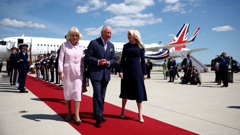 La reina Camilla y Carlos III, a su llegada a su llegada a Maryland, junto a la jefa de Protocolo de la Casa Blanca, Monica Crowley