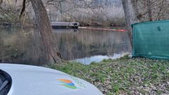 Los operarios colocaron una barrera anticontaminaci�n en el r�o Sil