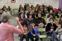 Un centenar de padres de alumnos asistieron a la convocatoria de la Ampa del pasado martes. 