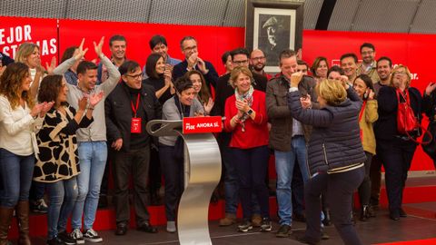 Delia Losa, la delegada del Gobierno en Asturias, entre las m�s efusivas de la noche