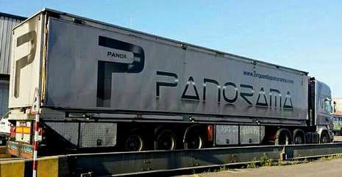 El cami�n escenario de la orquesta Panorama, ayer en la b�scula de Mar�n donde se detect� el sobrepeso.