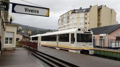 Tren de FEVE en la estaci�n de Viveiro