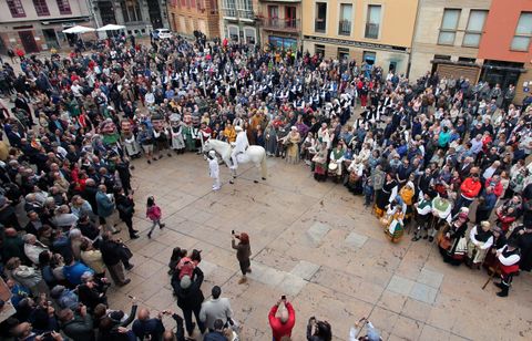 El heraldo de La Balesquida rodeado de ovetenses en la plaza del Ayuntamiento