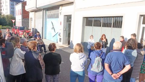Los vecinos de Albeiros se reunieron este lunes cerca de la vivienda okupada (en la esquina del fondo)