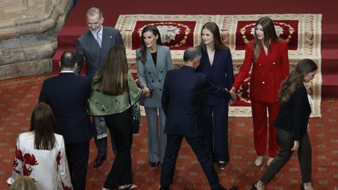 Los reyes Felipe VI y Letizia junto a la princesa Leonor (2d) y la infanta Sof�a (d) reciben en audiencia a los galardonados con las �Medallas de Asturias 2025�, �Hijo Predilecto 2025�, e �Hijos Adoptivos 2025