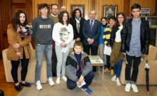 Representantes de los alumnos y profesores que hicieron el mapa, ayer con el alcalde en su despacho