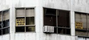 La proliferaci�n de viviendas para alquilar se refleja cada vez m�s en las ventanas de los edificios de la ciudad.