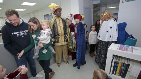 Sus majestades los Reyes Magos de Oriente visitaron la delegacin de La Voz de Galicia en Pontevedra