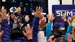 Expectadores japonesas�levantan las manos ante las pantallas�en las que se retrasmit�a la misi�n, en el momento que se supone que la nave aterriz� en la Luna