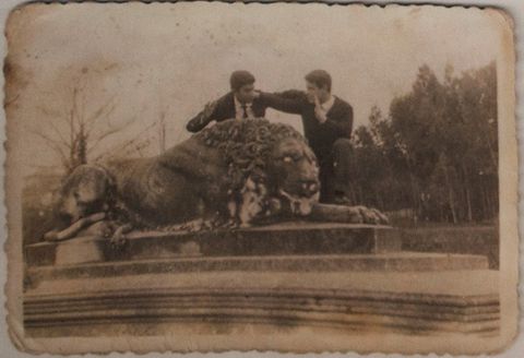 Dos jvenes junto a uno de los leones de El Pasatiempo, en la poca de abandono del parque