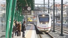 Llegada de un tren procedente de Vigo a la estaci�n de Vilagarc�a de Arousa.