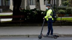 Con patinete tambi�n el casco salva vidas