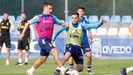 Seoane y Luismi disputan un baln en el entrenamiento del Oviedo