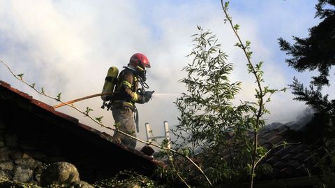 Los bomberos aprovecharon la parte de la vivienda a la que no llegaron las llamas para combatir el fuego