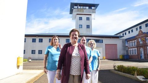 Lourdes, que acaba de jubilarse, junto a tres compañeras de trabajo, en la cárcel de A Lama.