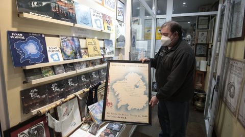 Jos Manuel Valn amosando o cartel do concerto de 1975 que non se chegou a celebrar
