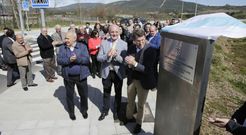 Feijoo, junto a los alcaldes de Ver�n y Monterrei, en la inauguraci�n de las obras de Pazos. 